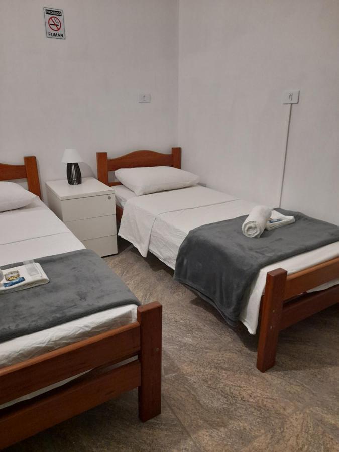 Quarto Econômico com 2 Camas de Solteiro
